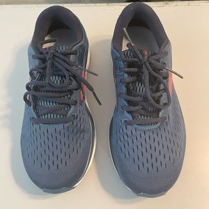 Brooks Dyad. Never Worn. 9 1/2 2E. Gender neutral. Navy with fuscia
